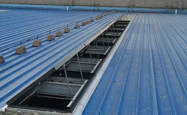 某城市大型商业综合体中庭化隆排烟窗工程