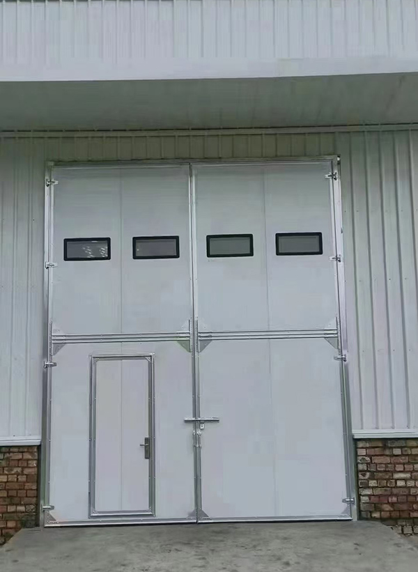 化隆工业门在设备装配车间出入口的实施记录